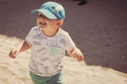 Bambino in spiaggia